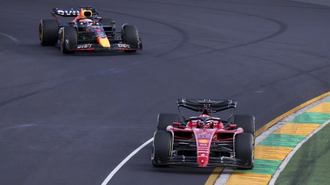 Charles Leclerc (Ferrari) vor Max Verstappen (Red Bull) beim Australien-GP der Formel 1. Max Verstappen Charles Leclerc