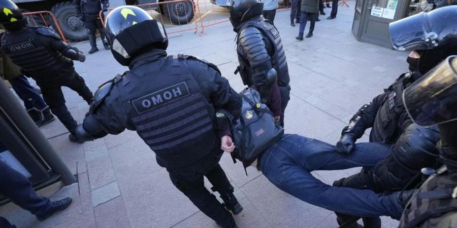 Die Polizei nimmt einen Demonstranten während einer Aktion gegen Russlands Invasion in die Ukraine fest. Foto: Dmitri Lovetsky/AP/dpa