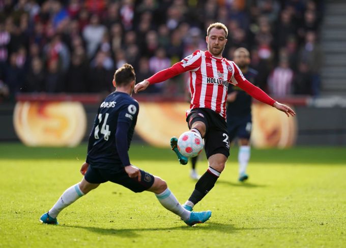 Christian Eriksen (r.) im Einsatz für Brentford gegen Burnley. Christian Eriksen