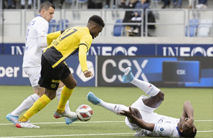 Jordan Siebatcheu von YB legt sich den Ball zurecht. Vorher hatte er den Lausanner Armel Zohouri mit dem Arm getroffen Lausanne YB
