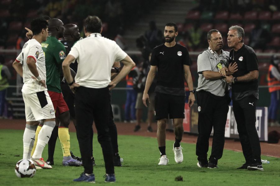 Queiroz muss von Assistenten zurückgehalten werden.