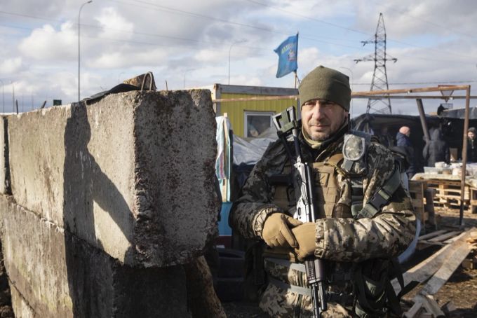 Ein Sicherheitskämpfer nahe der Stadt Boryspil. Ukraine Krieg