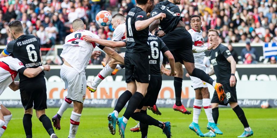 Waldemar Anton (3.v.l.) köpfte zum Stuttgarter 1:1 gegen Augsburg ein.