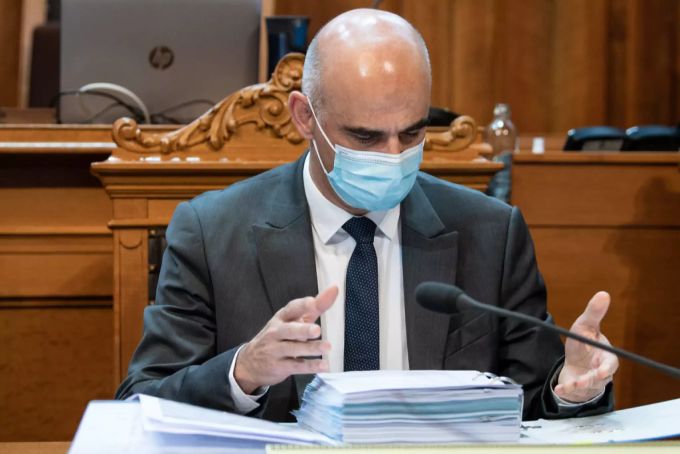 Die SVP geht mit Gesundheitsminister Alain Berset und dem Bundesamt für Gesundheit BAG hart ins Gericht. (Symbolbild) SVP