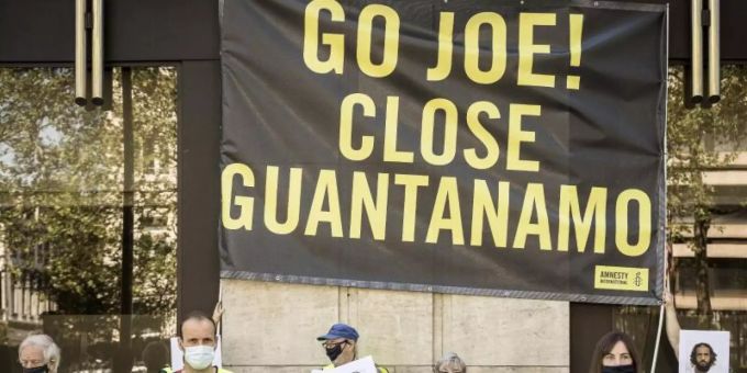 Demonstranten fordern während des Nato-Gipfels in Brüssel im Juni 2021 die Schliessung des US-Gefangenenlagers in Guantánamo. Amnesty International Guantanamo