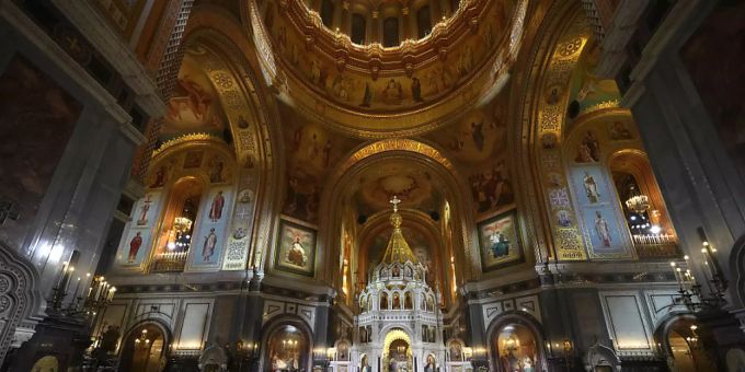 Der russisch-orthodoxe Patriarch Kirill hält die Weihnachtsmesse in Moskaus Christ-Erlöser-Kathedrale. Foto: Alexander Zemlianichenko/AP/dpa Der russisch-orthodoxe Patriarch Kirill hält die Weihnachtsmesse in Moskaus Christ-Erlöser-Kathedrale. Foto: Alexander Zemlianichenko/AP/dpa