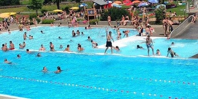 Das Badi Schwanden in Glarus Süd. Freibad Kinder