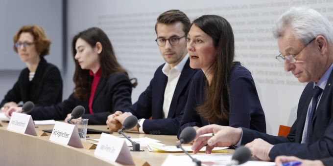 Tiana Angelina Moser, Nationalrätin GLP-ZH, 2. von rechts, spricht neben Monika Rühl, Direktorin economiesuisse, Sanija Ameti, Co-Präsidentin Operation Libero, Andri Silberschmidt, Nationalrat FDP-ZH, und Jean-Pierre Grin, Nationalrat SVP-VD, von links, während einer Medienkonferenz des überparteilichen Komitees «Frontex-Schengen JA», am , 29. März 2022 in Bern. Frontex-Referendum