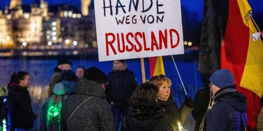 Teilnehmer einer Protestaktion gegen die Corona-Schutzmassnahmen. Foto: Jens Büttner/dpa-Zentralbild/dpa