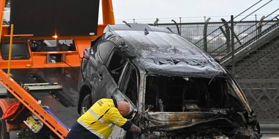 Nur noch ein Stück Wrack: Eines der Fahrzeuge ging nach dem Unfall sofort in Flammen auf. Foto: Steven Saphore/AAP/dpa