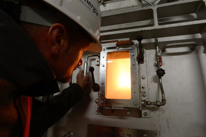 Ein Mitarbeiter schaut in den Brennofen der neuen Kehrichtverbrennungsanlage der Renergia in Perlen im Kanton Luzern. KVA Luzern Klimawandel