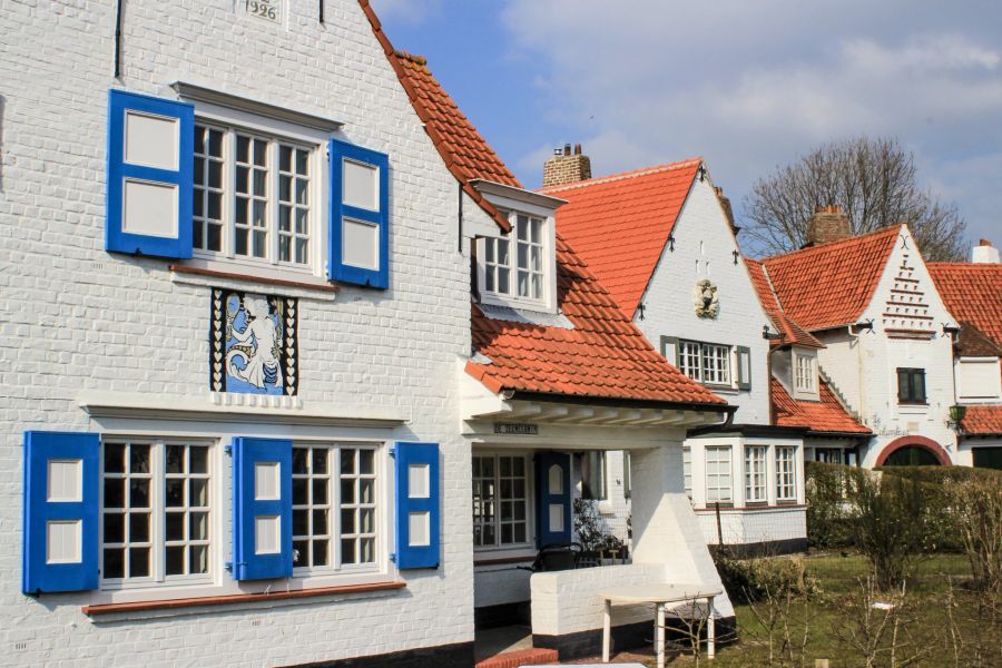 Häuser Fensterläden weiss blau Dachziegel rot