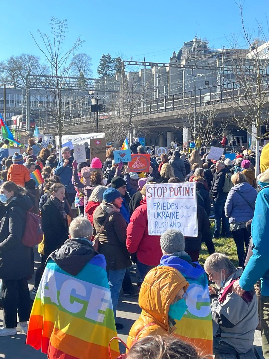 Mit Fahnen und Transparenten zeigen sich die Teilnehmenden solidarisch mit der Ukraine.