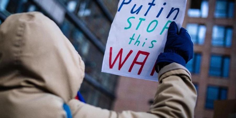 «Putin Stop this War» («Putin, stopp diesen Krieg») heisst es bei einer Demonstration in Stuttgart. Foto: Christoph Schmidt/dpa