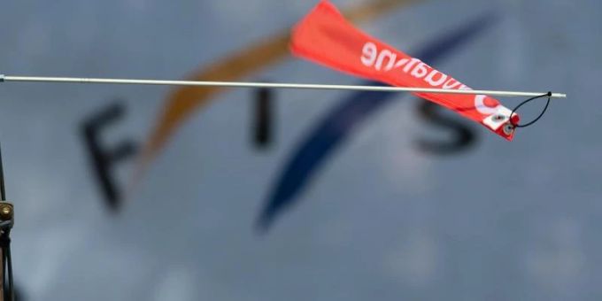 Ein Windfähnchen wehrt vor dem Logo der Fédération Internatonale de Ski (Fis). Foto: Swen Pförtner/dpa Ein Windfähnchen wehrt vor dem Logo der Fédération Internatonale de Ski (Fis). Foto: Swen Pförtner/dpa