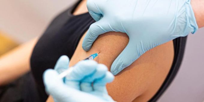 Eine Frau wird von einem Arzt gegen das Coronavirus geimpft. Foto: Moritz Frankenberg/dpa Eine Frau wird von einem Arzt gegen das Coronavirus geimpft. Foto: Moritz Frankenberg/dpa