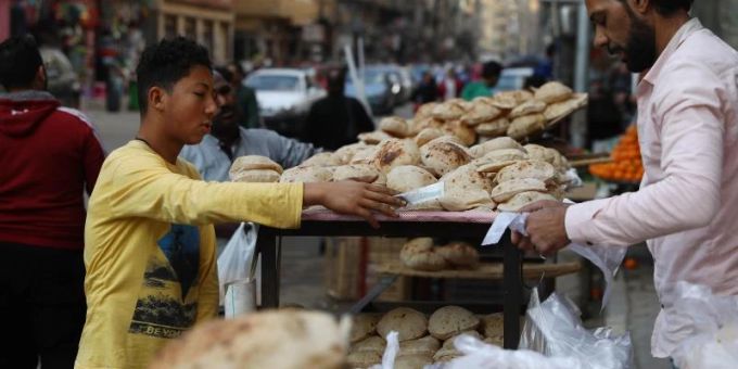 Ein Junge kauft Brot auf einem Markt in Kairo, Ägypten. Brot Kairo Ägypten