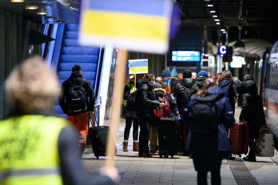 Geflüchtete im Ukraine-Krieg kommen in Hamburg (D) am Bahnhof an.