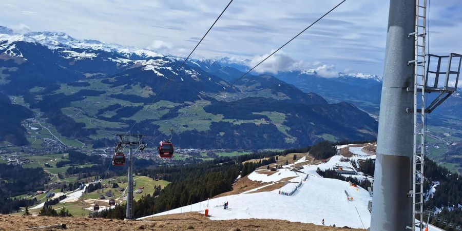 Blick auf den Unfallort. Eine deutsche Gleitschirmpilotin ist in Hopfgarten im Brixental gegen die Gondel einer Seilbahn geprallt.