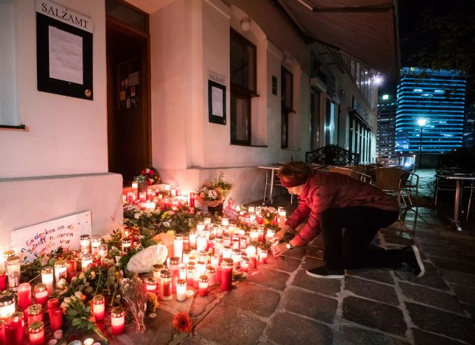 Eine Frau zündet eine Kerze am Tatort beim Ruprechtsplatz in der Wiener Innenstadt. Nach dem Terrorangriff in Wien