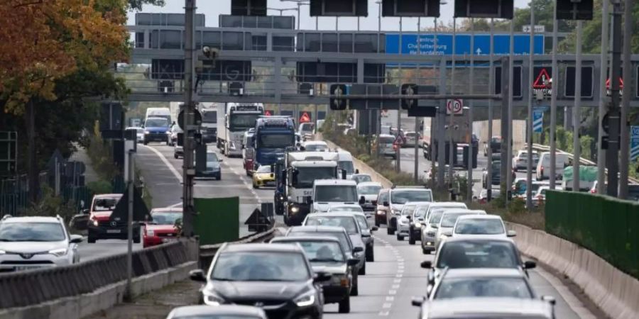 Fahrzeuge auf der Berliner Stadtautobahn. Foto: Bernd von Jutrczenka/dpa