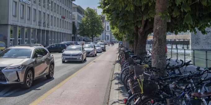 Die Bahnhofstrasse an der Reuss bei der Kapellbrücke in Luzern am Dienstag, 2. Juni 2020. Luzerner Bahnhofstrasse