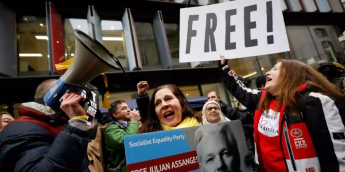 Unterstützer von Julian Assange vor dem Gericht in London. Julian Assange
