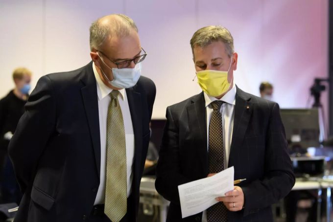 Bundesrat Guy Parmelin (links) mit Parteipräsident SVP Marco Chiesa (rechts). Bundesrat und Parteipräsident SVP