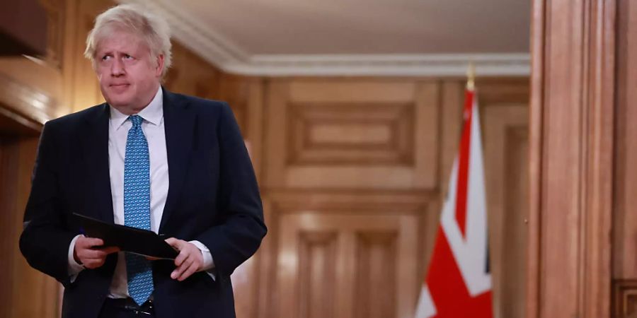 Boris Johnson, Premierminister von Grossbritannien, trifft in der Downing Street zu einer Pressekonferenz zur Corona-Pandemie ein. Nach Angaben von Johnson sind landesweit mittlerweile mehr als 1,3 Millionen gegen das Coronavirus geimpft worden. Foto: Hannah Mckay/PA Wire/dpa