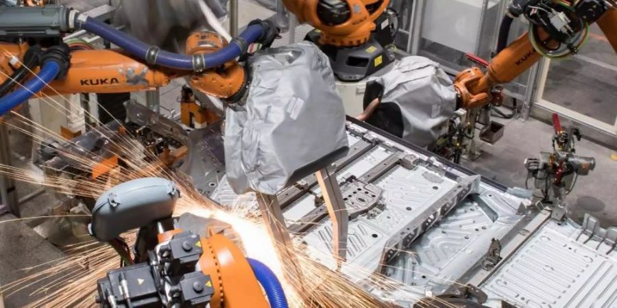 Die Bodengruppe des VW ID.3 läuft durch eine Fertigungslinie des Volkswagen-Werkes in Zwickau. Laut Ifo-Institut spürt die deutsche Autoindustrie den zweiten Lockdown deutlich. Foto: Hendrik Schmidt/dpa-Zentralbild/dpa