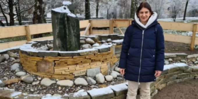 Daniela Serio hat die Filter-Spirale erfunden. Sie steht neben einem Prototyp der Spirale. ostermundigen