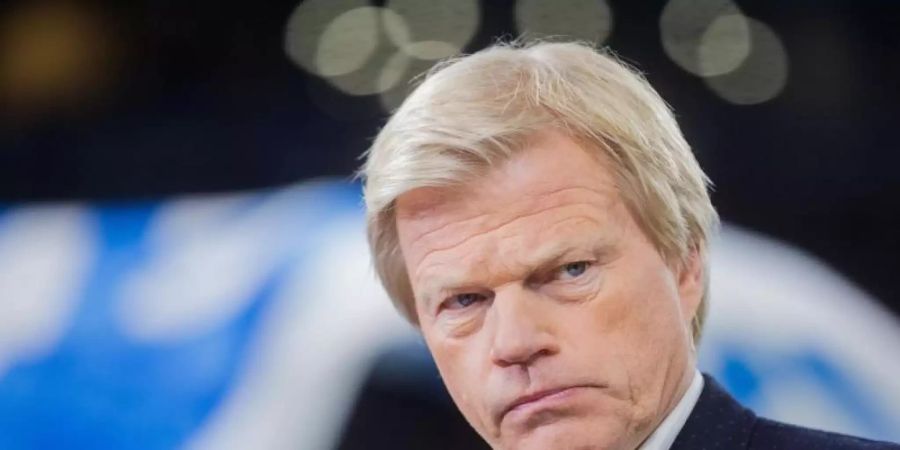 «Er bricht hier einen Rekord nach dem anderen und ist sehr zufrieden. Hansi ist hier noch nicht fertig mit der Entwicklung der Mannschaft», sagt Oliver Kahn. Foto: Rolf Vennenbernd/dpa/Archiv