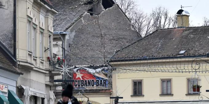 Blick auf ein beschädigtes Dach in Sisak. Zwei schwere Erdstösse haben am Morgen des 28.12.2020 in Kroatien die Region südlich von Zagreb erschüttert. Das Epizentrum lag etwa 60 Kilometer südöstlich der Hauptstadt, berichtete das staatliche kroatische Fernsehen HRT. An etlichen Gebäuden entstand Sachschaden, Menschen wurden nicht verletzt, teilten die lokalen Behörden mit. Erdbeben in Kroatien