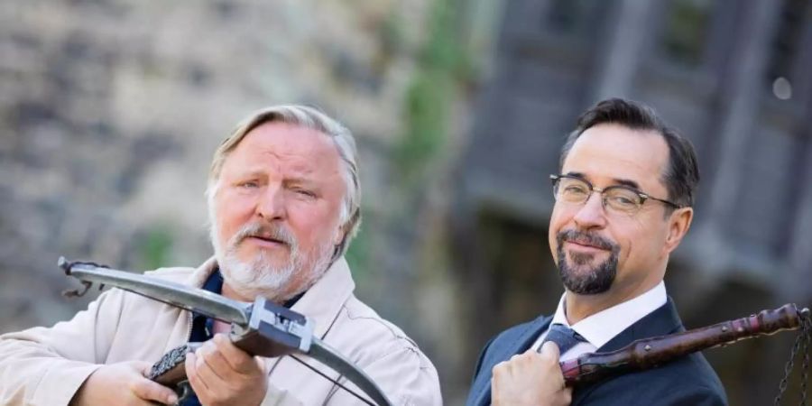 Jan Josef Liefers (r) und Axel Prahl bei den Dreharbeiten zur «Tatort»-Folge «Es lebe der König». Foto: Rolf Vennenbernd/dpa