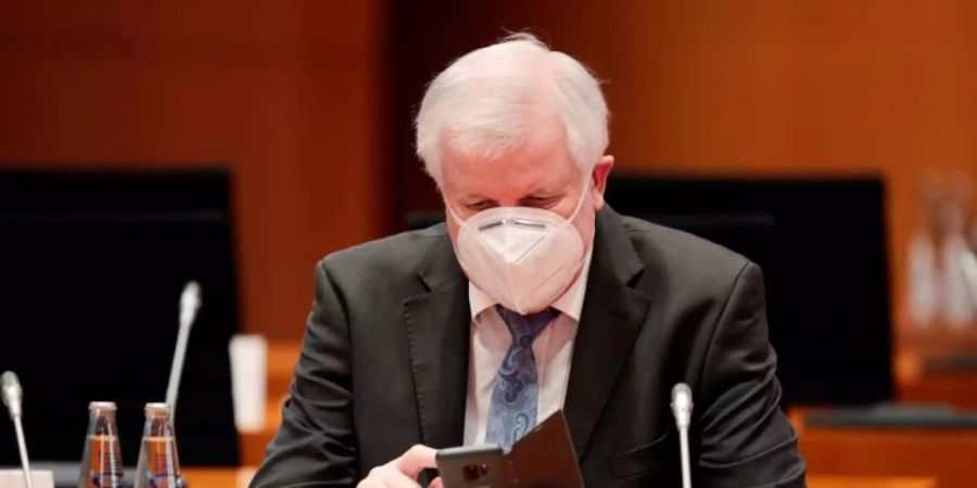 Bundesinnenminister Horst Seehofer: «Hat der Lockdown keine ausreichende Wirkung, müssen die Massnahmen verschärft werden.». Foto: Hannibal Hanschke/Reuters/Pool/dpa