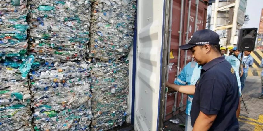 Ein Zollbeamter in Indonesien: Exporte von unsortiertem Plastikmüll aus der Europäischen Union in Entwicklungsländer werden ab 1. Januar verboten. Foto: Achmad Ibrahim/AP/dpa