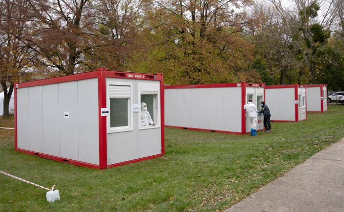Abnahmestelle für einen Corona-Test sind in der Slowakei in Containern untergebracht. Coronavirus · Slowakei