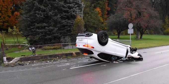 Auto bei Überholmanöver überschlagen. Auto bei Überholmanöver überschlagen