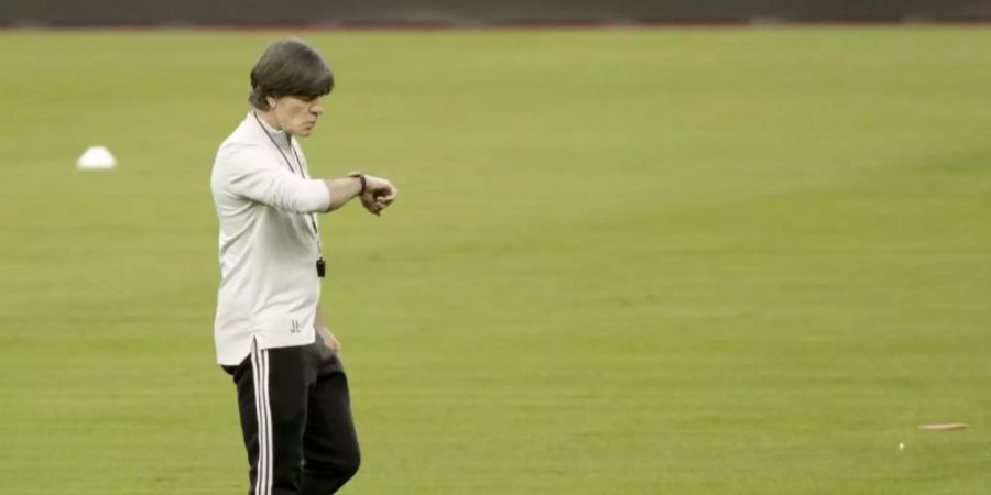 Seine Zeit ist noch nicht abgelaufen: Joachim Löw schaut auf seine Uhr während des Trainings. Foto: Daniel Gonzales Acuna/dpa