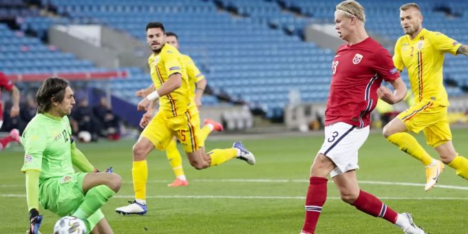 Erling Braut Haaland bezwingt Rumänien-Goalie Claudiu Keseru in der Nations League im Oktober. uefa