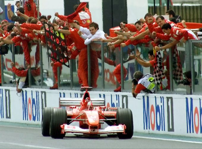 22. Juli 2002 – Michael Schumacher (Ferrari) gewinnt den Frankreich-GP und ist zum fünften Mal Weltmeister. Michael Schumacher Ferrari