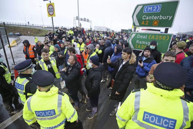 LKW-Fahrer hupten und schrien aus Protest, weil sie festsassen. Dover LKW