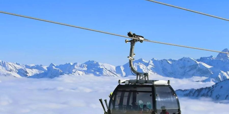 Das Tragen von FFP2-Masken ist für alle Skifahrer über 14 Jahre Pflicht, wenn sie sich in Gondeln aufhalten oder anstehen. Foto: Karl-Josef Hildenbrand/dpa