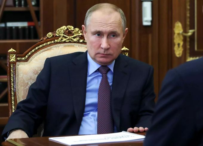 Wladimir Putin, Präsident von Russland, hört während eines Treffens zu. Wladimir Putin Joe Biden