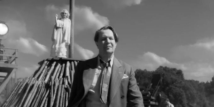 Gary Oldman als Herman Mankiewicz in einer Szene aus «Mank». mank