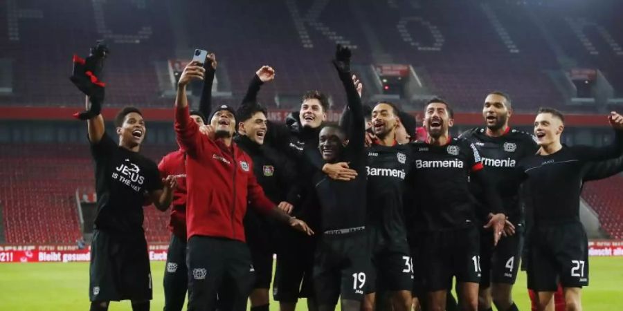 Leverkusens Mannschaft feiert ihren Sieg. Foto: Wolfgang Rattay/Reuters/Pool/dpa