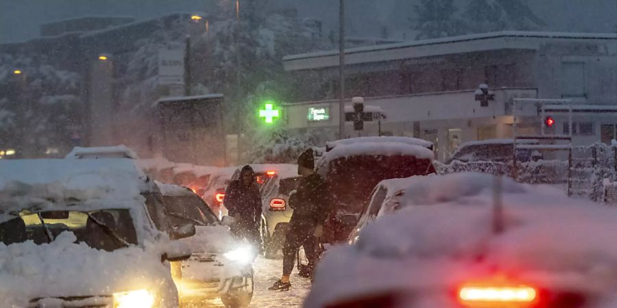 Der Schnee führte auf den Strassen des Tessins zu Problemen, so auch hier in Stabio.