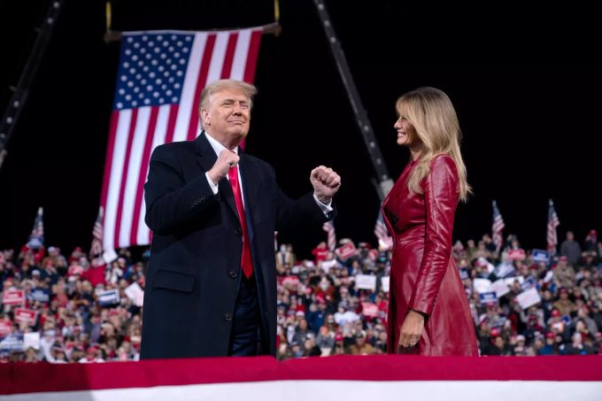 US-Präsident Donald Trump und die First Lady Melania Trump verlassen die Bühne bei einer Kundgebung für die Wiederwahl der beiden republikanischen Senatoren D. Perdue und K. Loeffler. Trump-Auftritt in Georgia