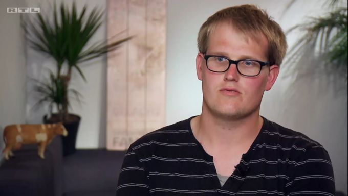 Bauer Simon ist traurig, dass seine Hofdame einfach so gehen will. Simon