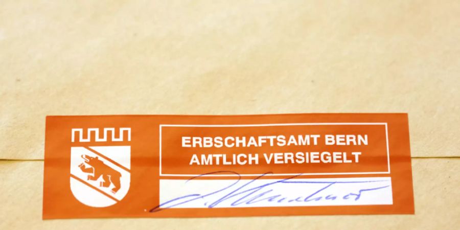 In der Corona-Krise werden gemäss einer Umfrage mehr Testamente verfasst. Dabei wird weniger an gemeinnützige Organisationen gespendet. (Archivbild)